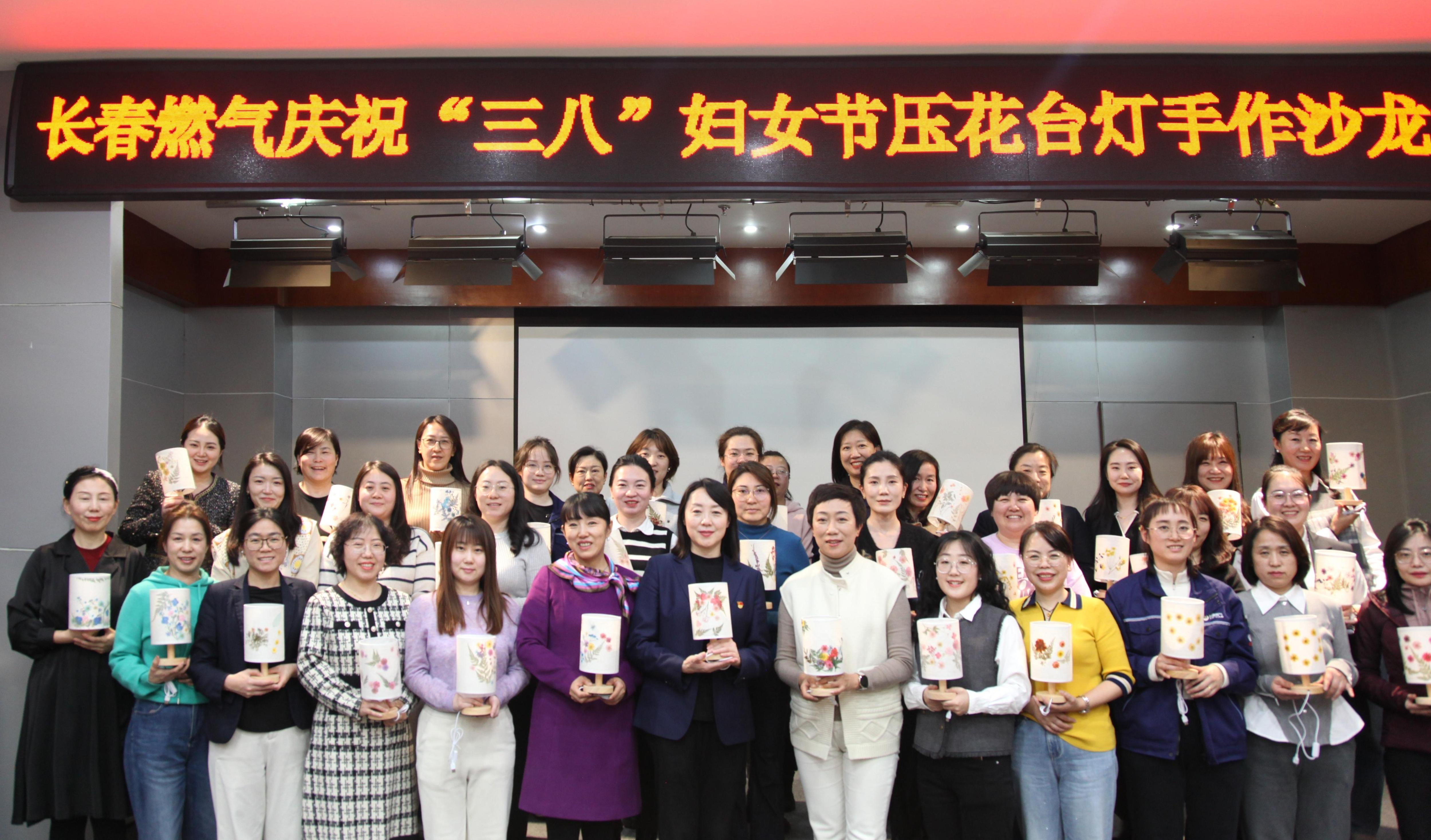 1750647808716992.jpg 10.女職工們合影留念.JPG